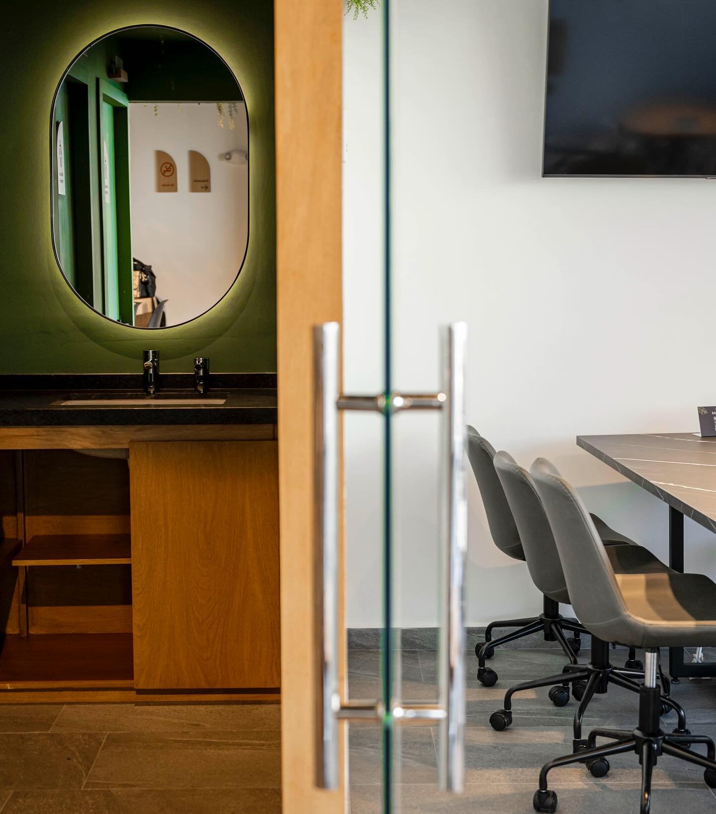 Barra de cafetería MIND Café diseñada por ELHE Interiorismo